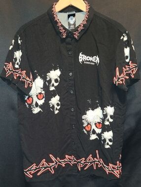 Broken Promises Mens Black Skulls 100% Rayon Short Sleeve Button Up Shirt Sz L